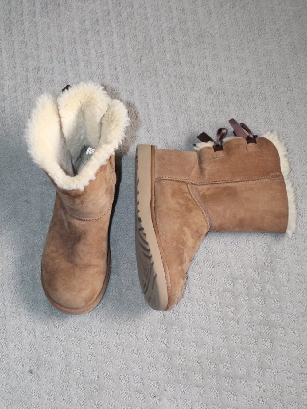 Ugg Bailey Bow II Chestnut Sheepskin Suede Size 9 Boots